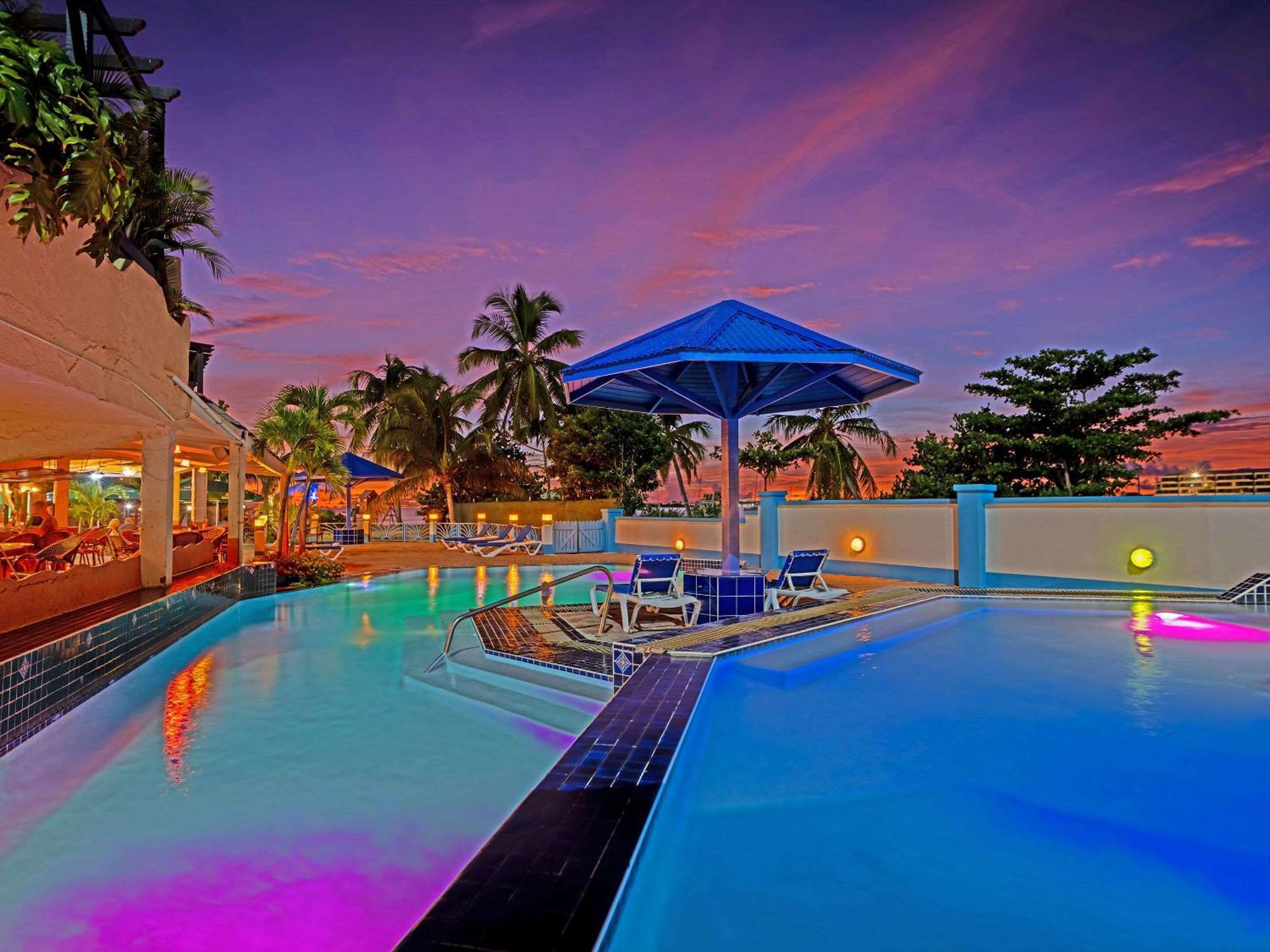 The Atrium Beach Resort And Spa, Ascend Hotel Collection خليج سِمبسون المظهر الخارجي الصورة