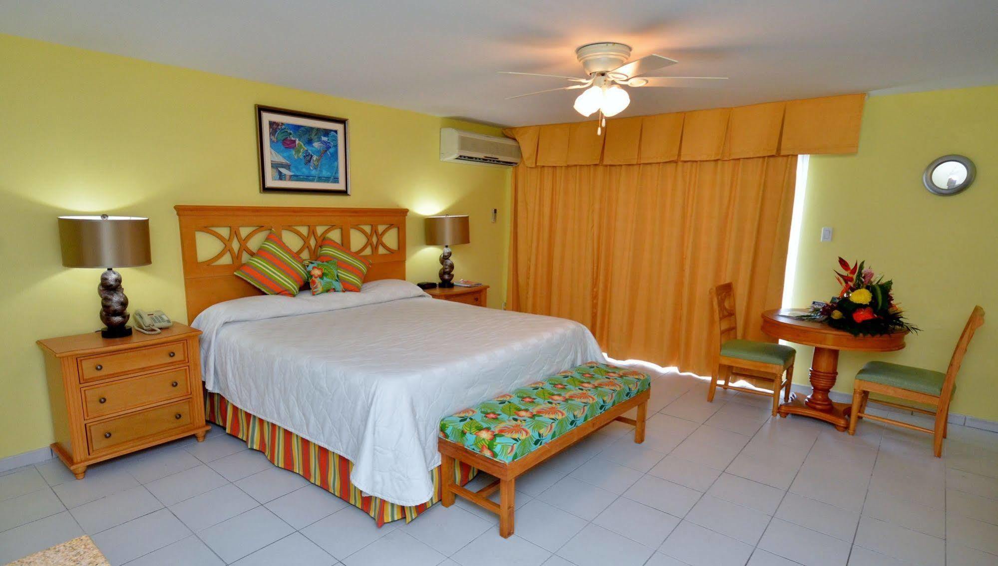 The Atrium Beach Resort And Spa, Ascend Hotel Collection خليج سِمبسون المظهر الخارجي الصورة