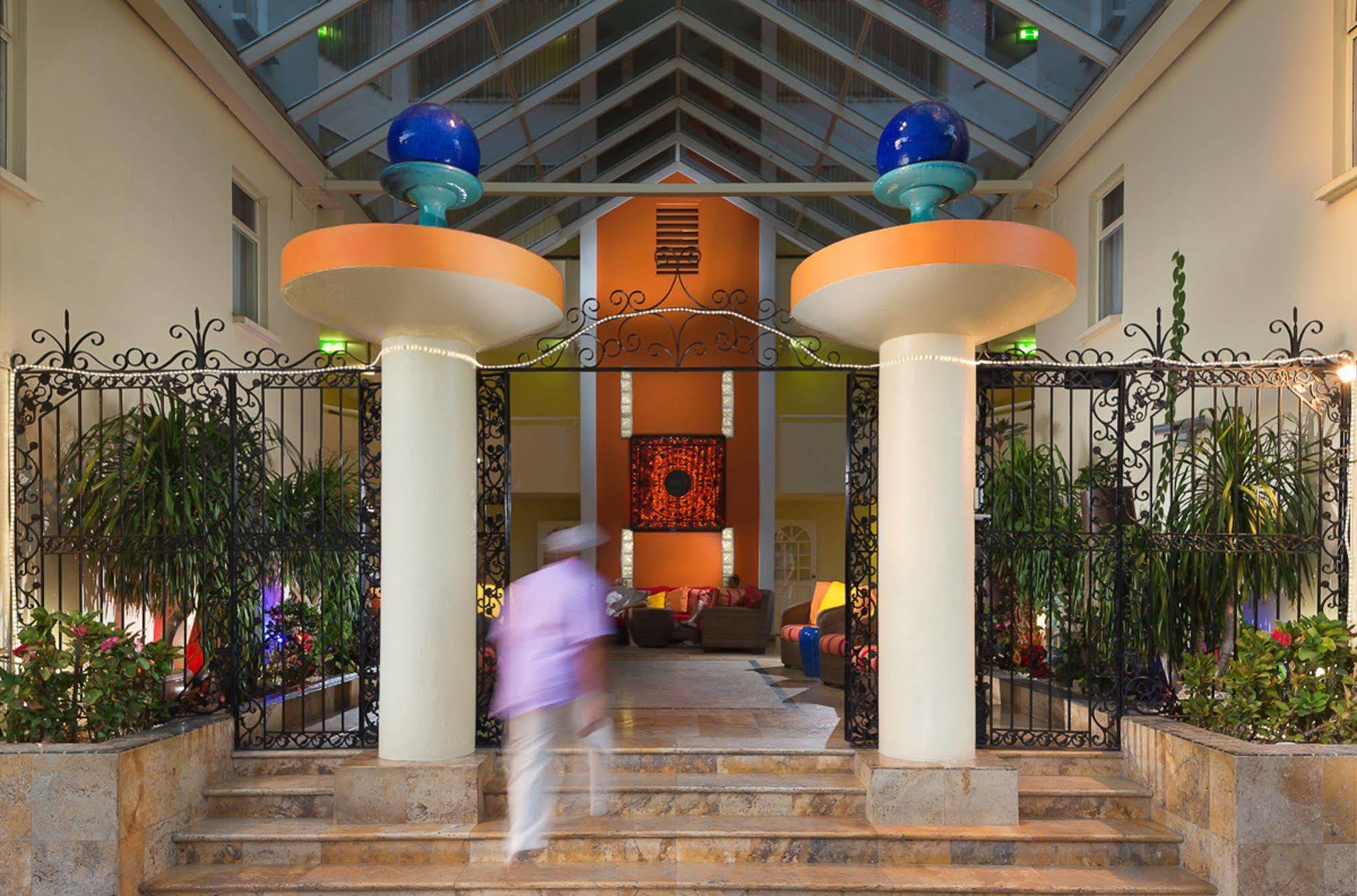 The Atrium Beach Resort And Spa, Ascend Hotel Collection خليج سِمبسون المظهر الخارجي الصورة